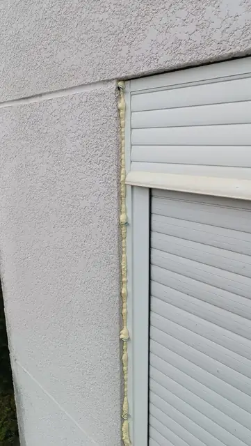Vedação de janela e acabamento de fachada
