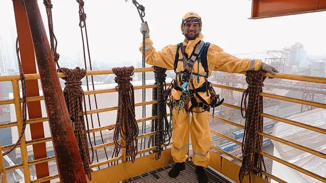 Técnico de acesso por cordas em plataforma