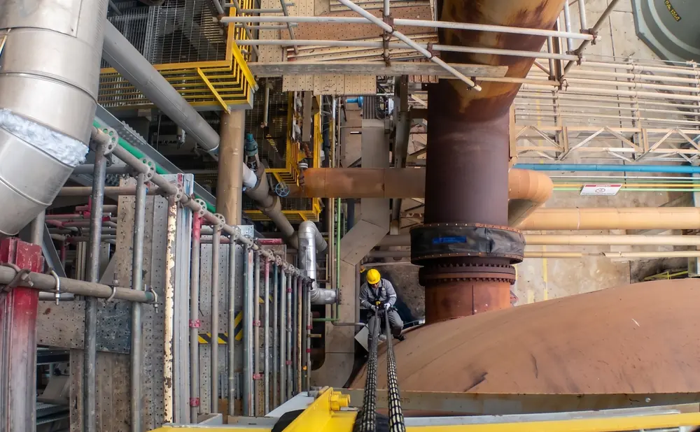 Técnico de acesso por cordas em estrutura industrial